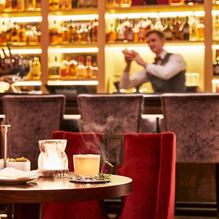 Grand Hotel Kempinski Riga Ngoại thất bức ảnh The bar at the Connaught
