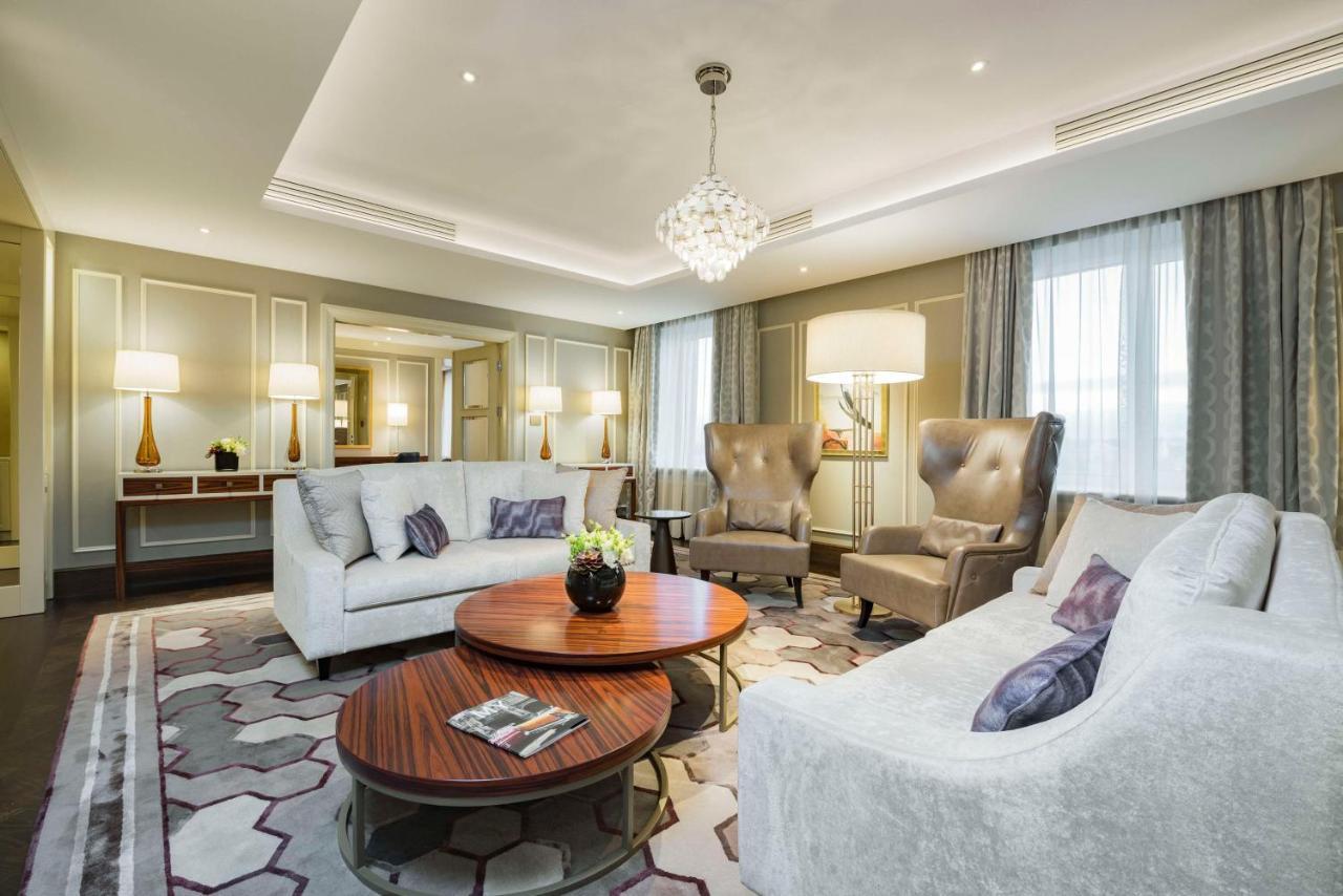 Grand Hotel Kempinski Riga Ngoại thất bức ảnh The living room of a suite at the hotel