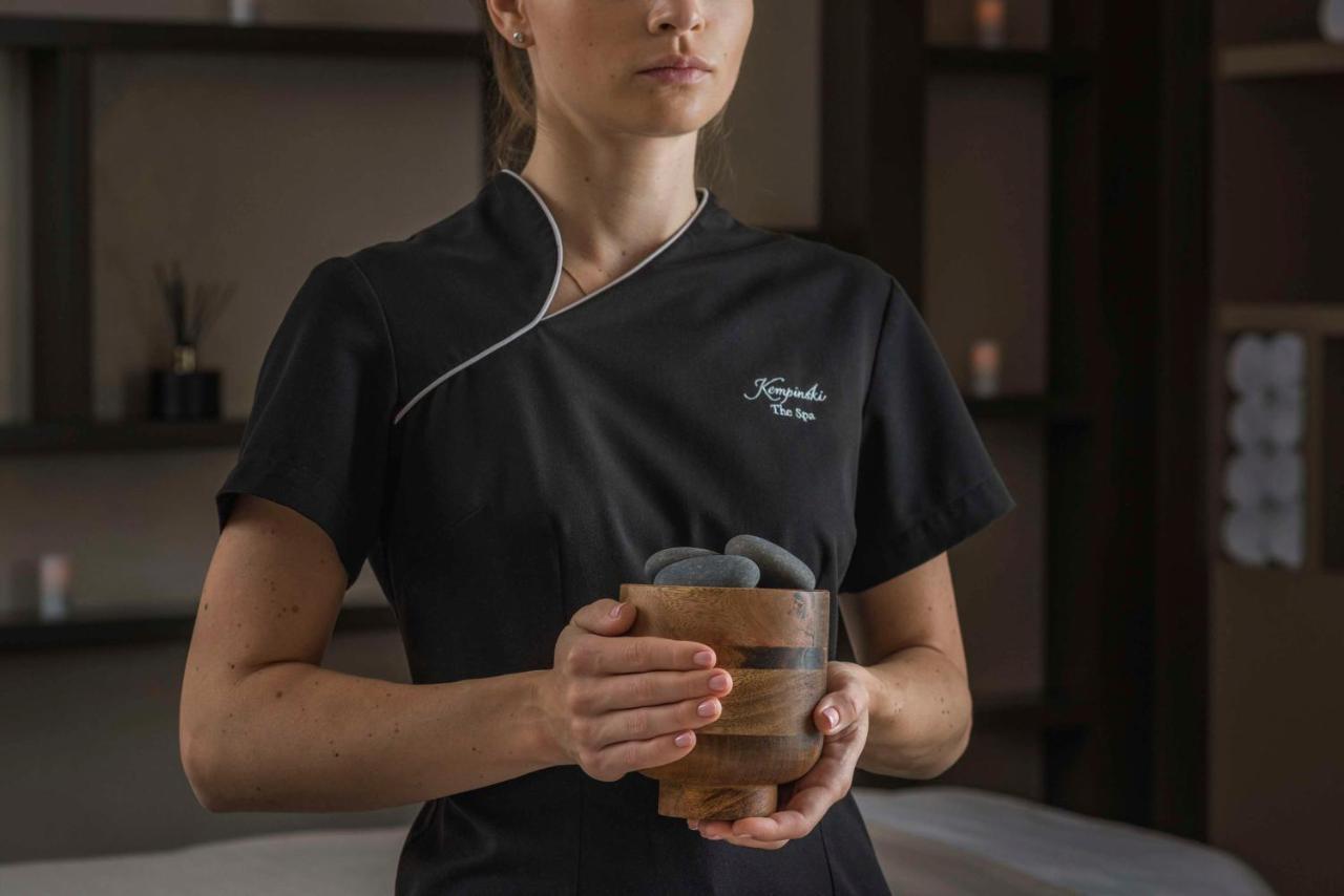Grand Hotel Kempinski Riga Ngoại thất bức ảnh A spa employee holding a glass of tea