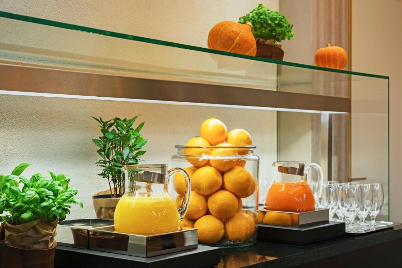 Grand Hotel Kempinski Riga Ngoại thất bức ảnh A buffet with orange juice