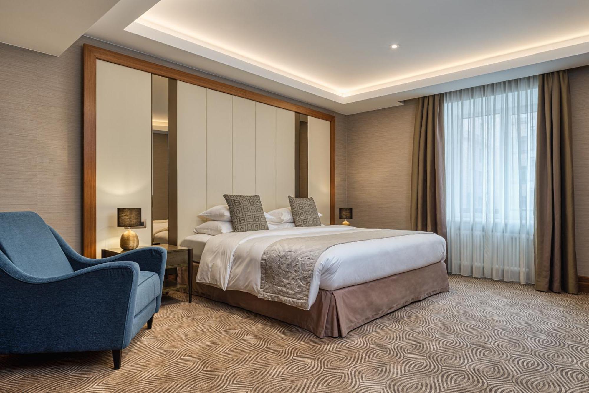Grand Hotel Kempinski Riga Ngoại thất bức ảnh A bedroom at the hotel