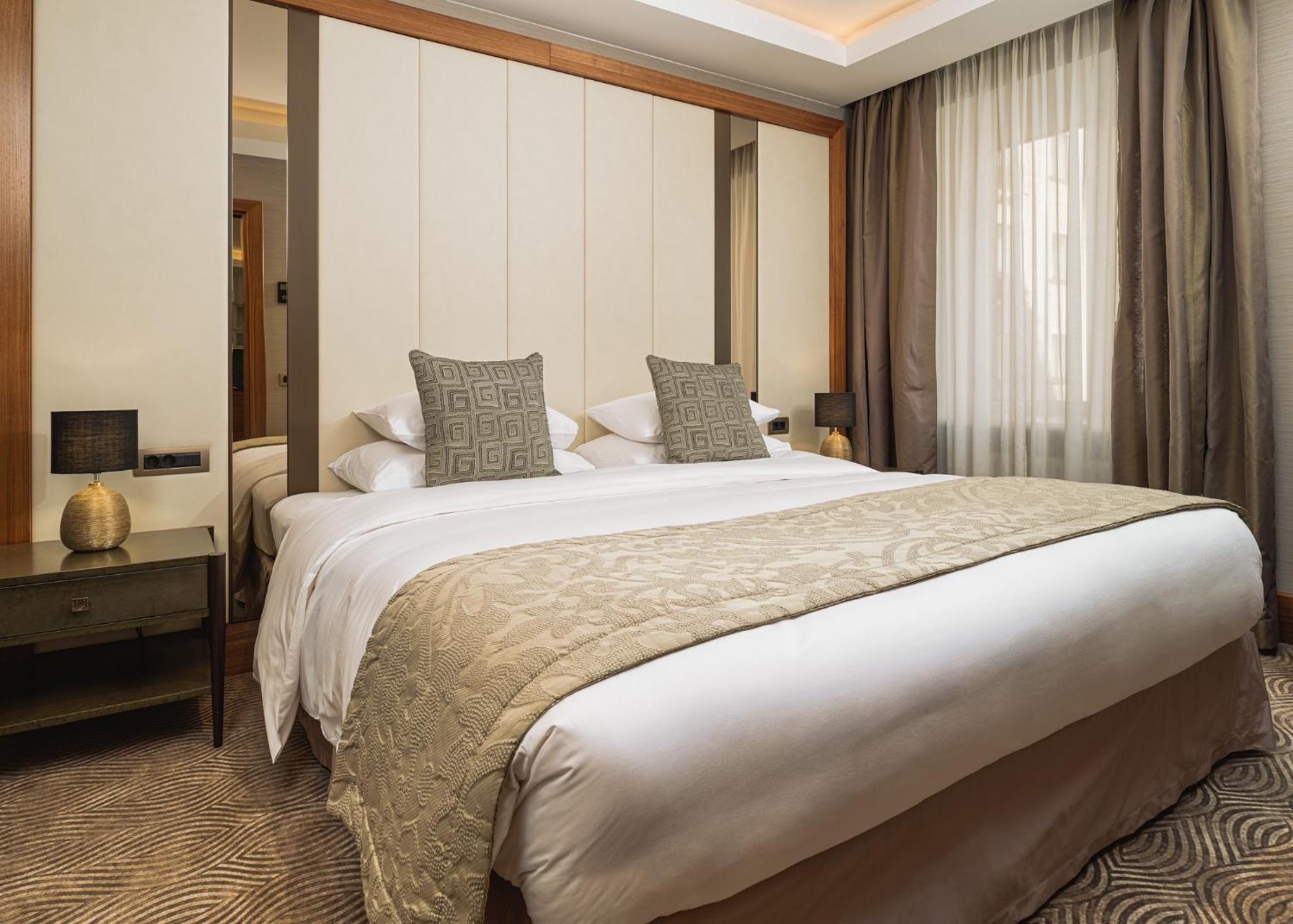 Grand Hotel Kempinski Riga Ngoại thất bức ảnh A bedroom at the hotel