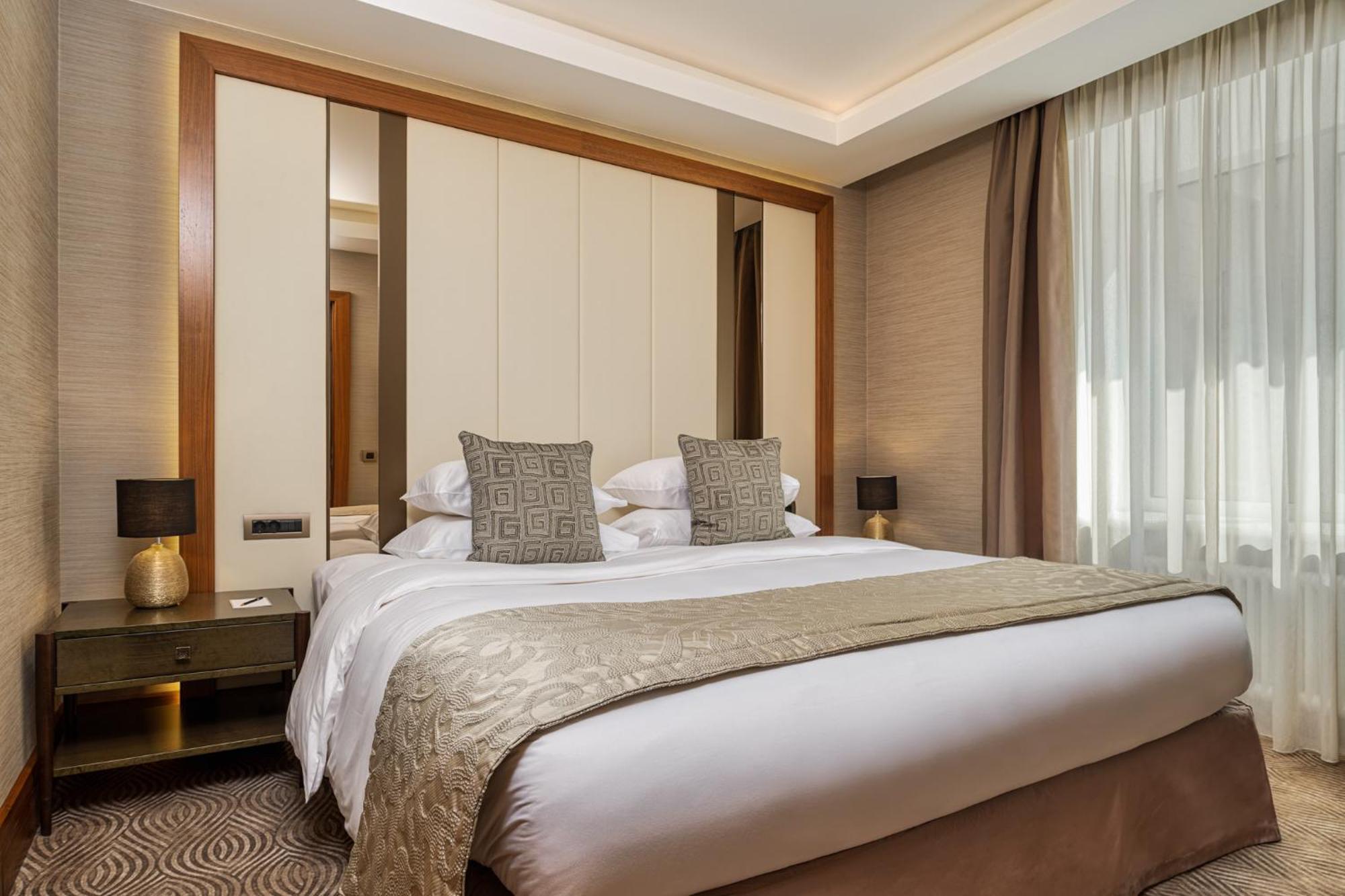 Grand Hotel Kempinski Riga Phòng bức ảnh A bedroom at the hotel
