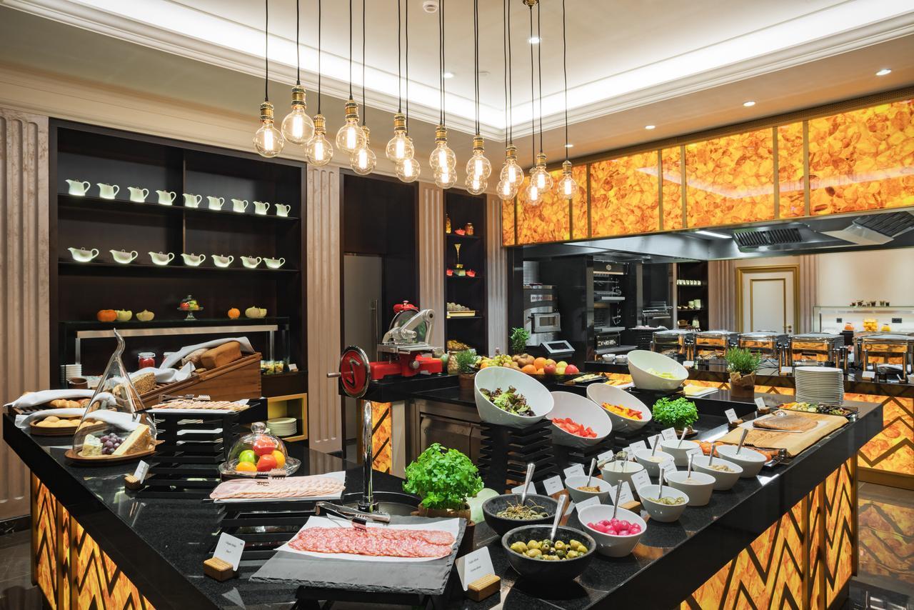 Grand Hotel Kempinski Riga Ngoại thất bức ảnh The buffet at the hotel