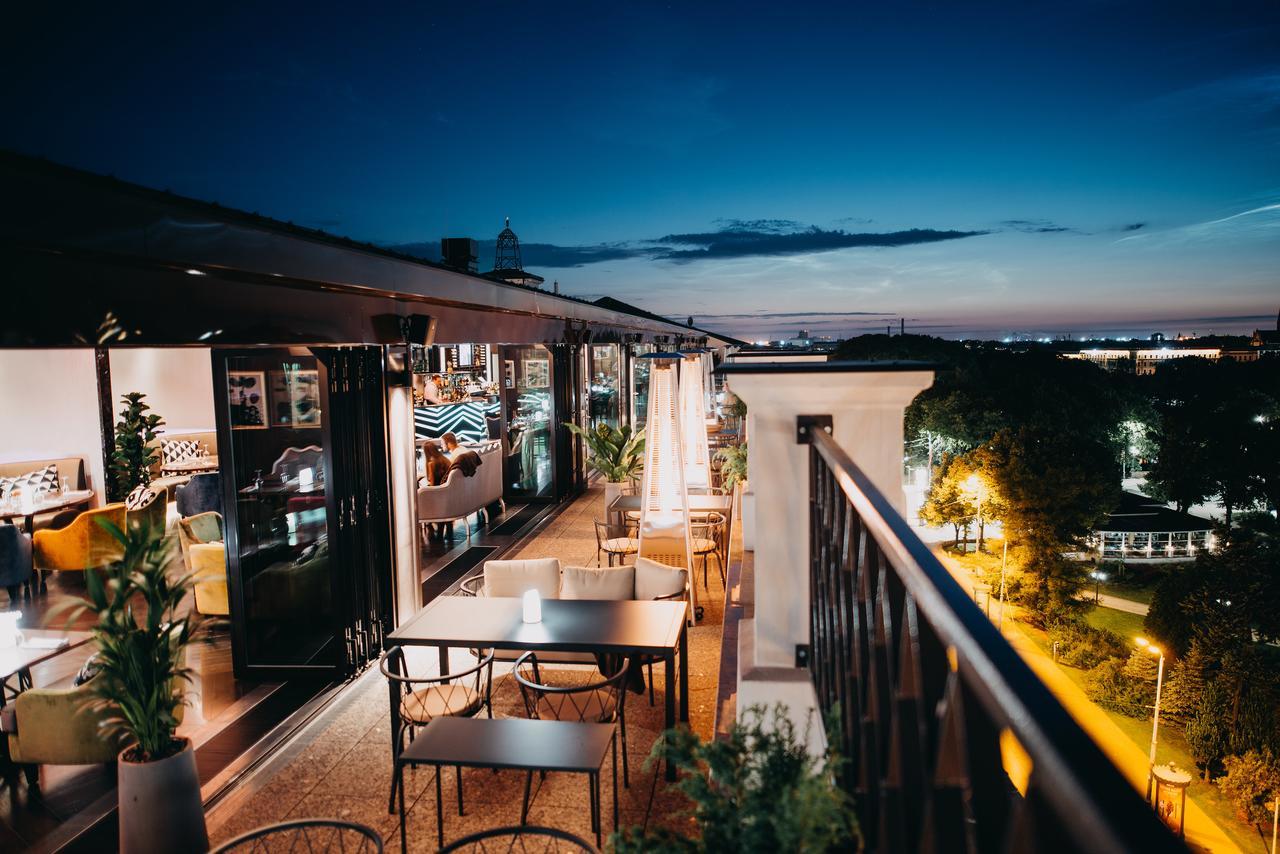 Grand Hotel Kempinski Riga Ngoại thất bức ảnh The rooftop bar at the Hotel