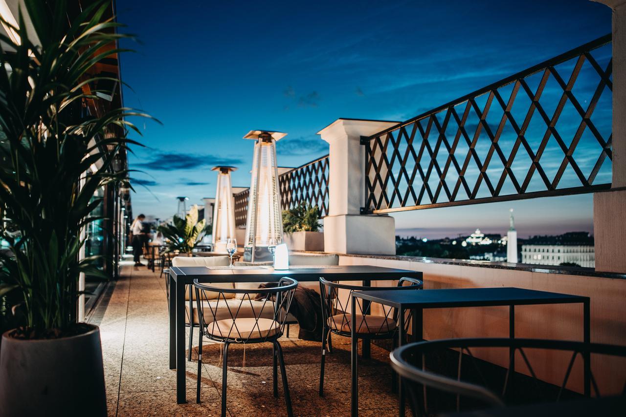 Grand Hotel Kempinski Riga Ngoại thất bức ảnh The rooftop bar at the hotel