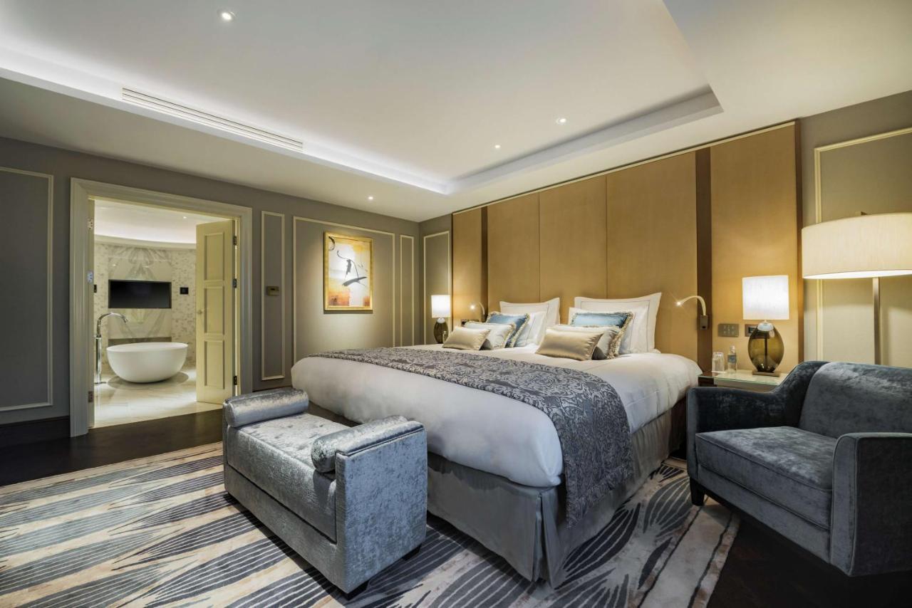 Grand Hotel Kempinski Riga Ngoại thất bức ảnh A bedroom at the hotel