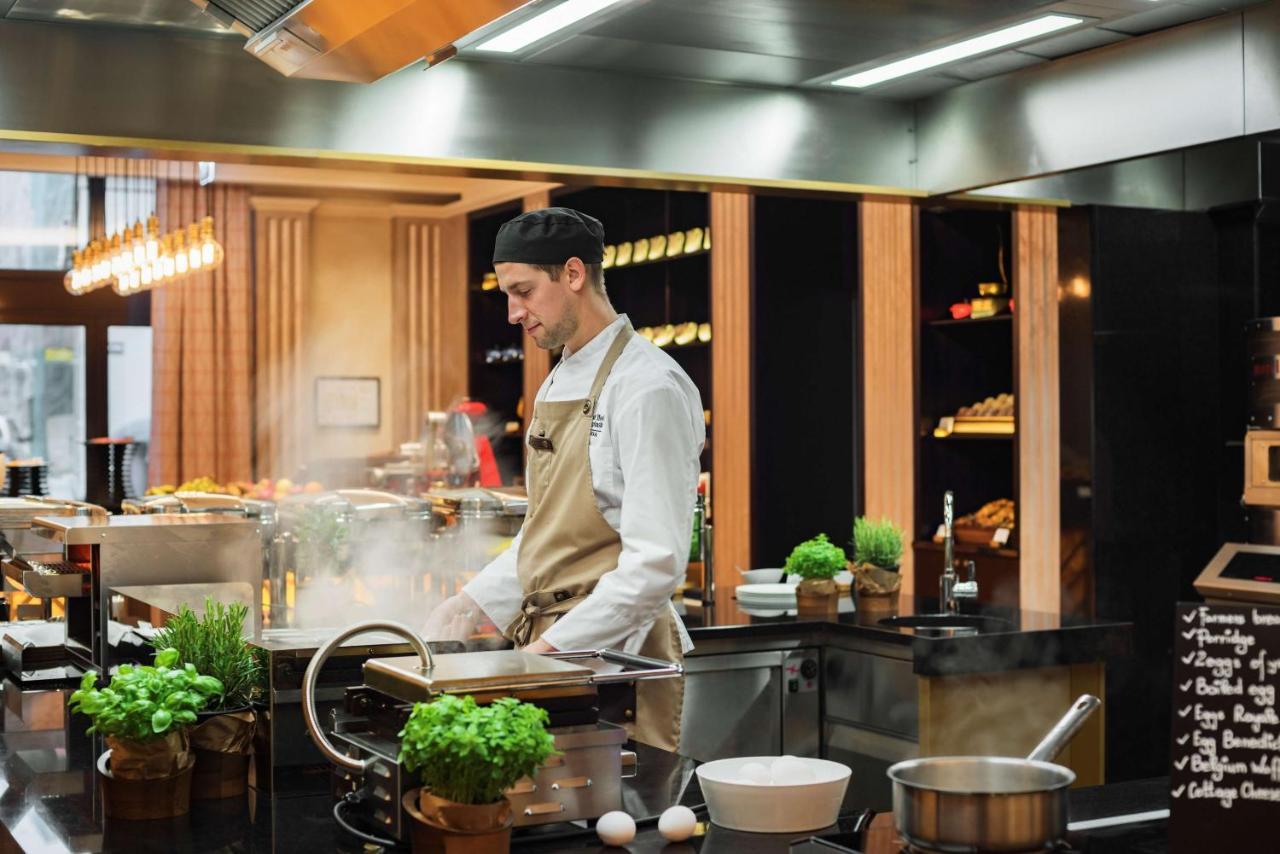 Grand Hotel Kempinski Riga Ngoại thất bức ảnh A chef at work